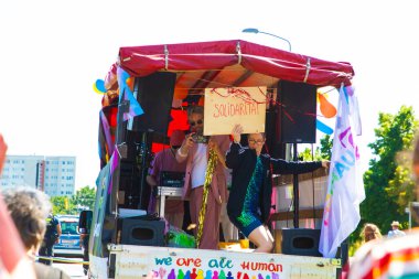 Berlin, Berlin Almanya. 24 Haziran 2023 'te Berlin' in Marzahn ilçesinde her yıl düzenlenen gurur geçidi ve homofobiklere karşı insanların birlik olması. LGBT ve cinsiyet ayrımını destekleme