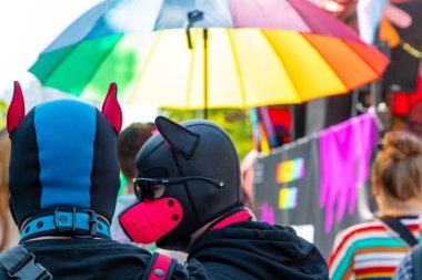 Berlin, Berlin Almanya. 24 Haziran 2023 'te Berlin' in Marzahn ilçesinde her yıl düzenlenen gurur geçidi ve homofobiklere karşı insanların birlik olması. LGBT ve cinsiyet ayrımını destekleme