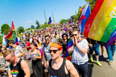 Berlin, Berlin Almanya. 24 Haziran 2023 'te Berlin' in Marzahn ilçesinde her yıl düzenlenen gurur geçidi ve homofobiklere karşı insanların birlik olması. LGBT ve cinsiyet ayrımını destekleme