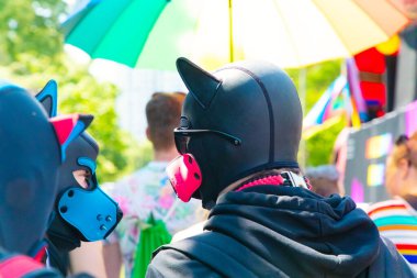 Berlin, Berlin Almanya. 24 Haziran 2023 'te Berlin' in Marzahn ilçesinde her yıl düzenlenen gurur geçidi ve homofobiklere karşı insanların birlik olması. LGBT ve cinsiyet ayrımını destekleme