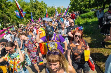 Berlin, Berlin Almanya. 24 Haziran 2023 'te Berlin' in Marzahn ilçesinde her yıl düzenlenen gurur geçidi ve homofobiklere karşı insanların birlik olması. LGBT ve cinsiyet ayrımını destekleme