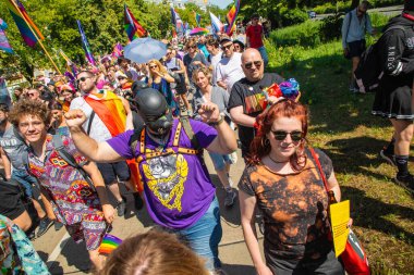 Berlin, Berlin Almanya. 24 Haziran 2023 'te Berlin' in Marzahn ilçesinde her yıl düzenlenen gurur geçidi ve homofobiklere karşı insanların birlik olması. LGBT ve cinsiyet ayrımını destekleme