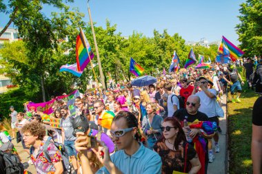 Berlin, Berlin Almanya. 24 Haziran 2023 'te Berlin' in Marzahn ilçesinde her yıl düzenlenen gurur geçidi ve homofobiklere karşı insanların birlik olması. LGBT ve cinsiyet ayrımını destekleme