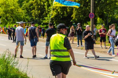 Berlin, Berlin Almanya. 24 Haziran 2023 'te Berlin' in Marzahn ilçesinde her yıl düzenlenen gurur geçidi ve homofobiklere karşı insanların birlik olması. LGBT ve cinsiyet ayrımını destekleme