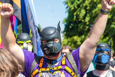 Berlin, Berlin Almanya. 24 Haziran 2023 'te Berlin' in Marzahn ilçesinde her yıl düzenlenen gurur geçidi ve homofobiklere karşı insanların birlik olması. LGBT ve cinsiyet ayrımını destekleme