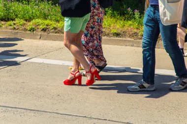 Berlin, Berlin Almanya. 24 Haziran 2023 'te Berlin' in Marzahn ilçesinde her yıl düzenlenen gurur geçidi ve homofobiklere karşı insanların birlik olması. LGBT ve cinsiyet ayrımını destekleme