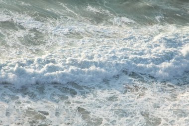 Köpük mavisi ve turkuazlı güzel deniz dalgaları. Natur arkaplan ve seyahat kavramı