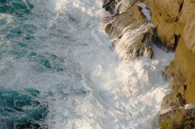 Köpük mavisi ve turkuazlı güzel deniz dalgaları. Natur arkaplan ve seyahat kavramı