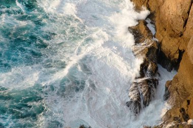 Köpük mavisi ve turkuazlı güzel deniz dalgaları. Natur arkaplan ve seyahat kavramı