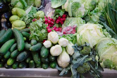 Portekiz pazarında taze meyve ve sebze çeşitleri. Seyahat ve vejetaryen ve iş konsepti