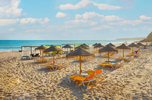 Reihen Von Liegestühlen Und Sonnenschirmen Sandstrand Entlang Der Algarve Portugal — Stockfoto