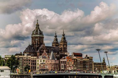 Amsterdam, Hollanda. 08 Eylül 2018. Modern Amsterdam şehir merkezi, kanallar ve köprüler. Büyük binalar ve küçük evler. Güzel turizm yolları.