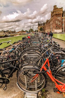 Amsterdam, Hollanda. 08 Eylül 2018. Modern Amsterdam şehir merkezi, kanallar ve köprüler. Büyük binalar ve küçük evler. Güzel turizm yolları.