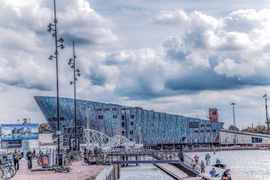 Amsterdam, Hollanda. 08 Eylül 2018. Modern Amsterdam şehir merkezi, kanallar ve köprüler. Büyük binalar ve küçük evler. Güzel turizm yolları.