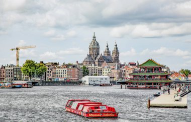 Amsterdam, Hollanda. 08 Eylül 2018. Modern Amsterdam şehir merkezi, kanallar ve köprüler. Büyük binalar ve küçük evler. Güzel turizm yolları.