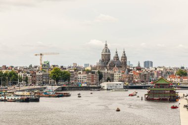 Amsterdam, Hollanda. 08 Eylül 2018. Modern Amsterdam şehir merkezi, kanallar ve köprüler. Büyük binalar ve küçük evler. Güzel turizm yolları.