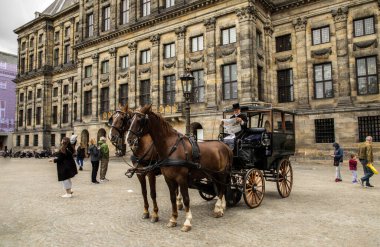 Amsterdam, Hollanda. 08 Eylül 2018. Modern Amsterdam şehir merkezi, kanallar ve köprüler. Büyük binalar ve küçük evler. Güzel turizm yolları.