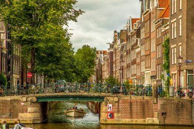 Amsterdam, Hollanda. 08 Eylül 2018. Modern Amsterdam şehir merkezi, kanallar ve köprüler. Büyük binalar ve küçük evler. Güzel turizm yolları.