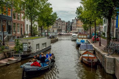 Amsterdam, Hollanda. 08 Eylül 2018. Modern Amsterdam şehir merkezi, kanallar ve köprüler. Büyük binalar ve küçük evler. Güzel turizm yolları.