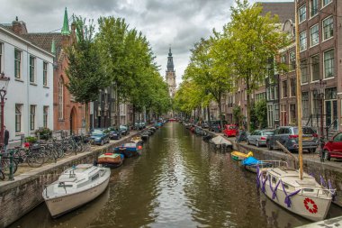 Amsterdam, Hollanda. 08 Eylül 2018. Modern Amsterdam şehir merkezi, kanallar ve köprüler. Büyük binalar ve küçük evler. Güzel turizm yolları.