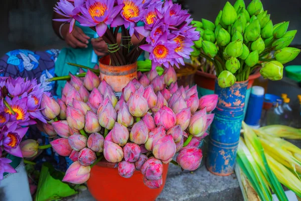 Offrant Des Fleurs Sri Lanka — Photo