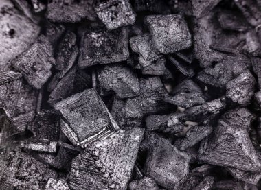 Büyük piramit tanelerinin süper makro çekimi Kıbrıs siyah kömür nadir tuzu. Egzotik baharat ve vejetaryen kavramı. Egzotik Gıda Siyah Kristal arka planı.