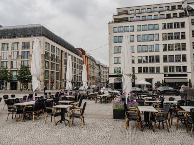 Berlin, Almanya. 24 Haziran 2021. Fransız katedrali ve restoranı olan jandarma marketi. Avrupa seyahat kavramı