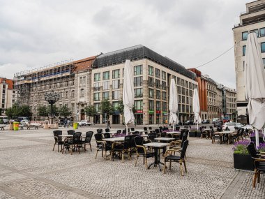 Berlin, Almanya. 24 Haziran 2021. Fransız katedrali ve restoranı olan jandarma marketi. Avrupa seyahat kavramı