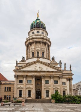 Berlin, Almanya. 24 Haziran 2021. Fransız katedrali olan jandarma marketi. Avrupa seyahat kavramı