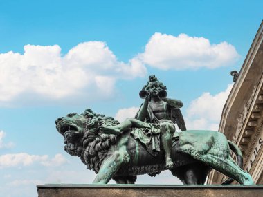 Berlin, Almanya. 24 Haziran 2021. Fransız katedrali ve yakın çekimli heykeller konser salonu olan jandarma marketi. Avrupa seyahat kavramı