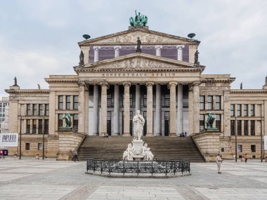 Berlin, Almanya. 24 Haziran 2021. Fransız Katedrali 'ne yakın Jandarma Pazarı. Avrupa seyahat kavramı