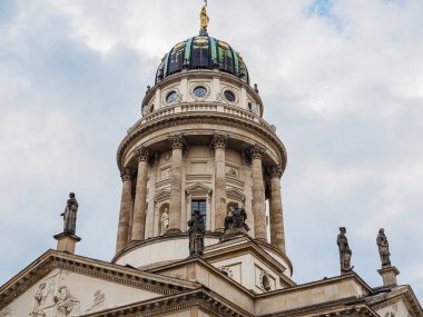 Berlin, Almanya. 24 Haziran 2021. Fransız Katedrali 'ne yakın Jandarma Pazarı. Avrupa seyahat kavramı