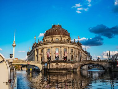 Berlin, Almanya 11 Ağustos 2021 Bode Müzesi Adası, gün batımında nehirden Avrupa seyahati kavramı