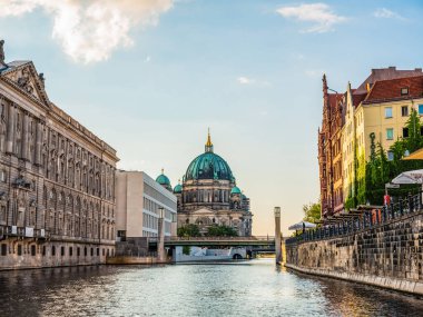 Berlin, Almanya 11 Ağustos 2021. Berlin Dom, nehir manzaralı. Avrupa seyahat kavramı
