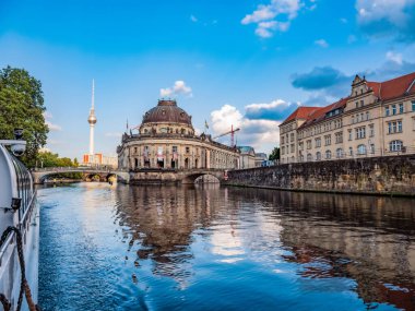 Berlin, Almanya 11 Ağustos 2021. Nehir Spree Merkezi Berlin. Gün batımında güzel yüzler suya yansıyor. Avrupa seyahat kavramı