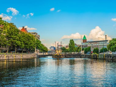 Berlin, Almanya 11 Ağustos 2021. Nehir Spree Merkezi Berlin. Gün batımında güzel yüzler suya yansıyor. Avrupa seyahat kavramı