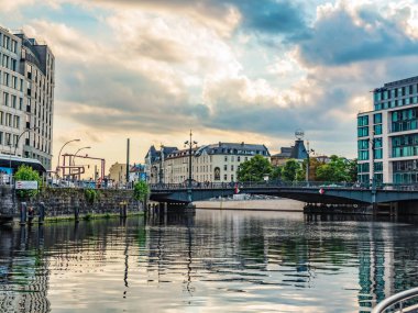 Berlin, Almanya 11 Ağustos 2021. Nehir Spree Merkezi Berlin. Gün batımında güzel yüzler suya yansıyor. Avrupa seyahat kavramı