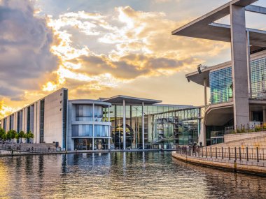 Berlin, Almanya 11 Ağustos 2021. Nehir Spree Merkezi Berlin. Gün batımında güzel yüzler suya yansıyor. Avrupa seyahat kavramı