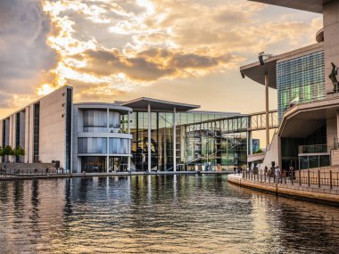 Berlin, Almanya 11 Ağustos 2021. Nehir Spree Merkezi Berlin. Gün batımında güzel yüzler suya yansıyor. Avrupa seyahat kavramı