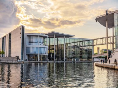 Berlin, Almanya 11 Ağustos 2021. Nehir Spree Merkezi Berlin. Gün batımında güzel yüzler suya yansıyor. Avrupa seyahat kavramı