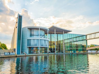 Berlin, Almanya 11 Ağustos 2021 güzel modern binalar Spree Nehri kıyıları, sudan manzara. Avrupa seyahat kavramı