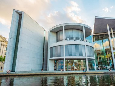 Berlin, Almanya 11 Ağustos 2021 güzel modern binalar Spree Nehri kıyıları, sudan manzara. Avrupa seyahat kavramı