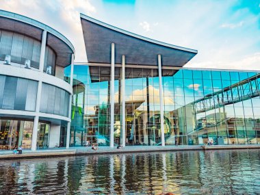 Berlin, Almanya 11 Ağustos 2021 güzel modern binalar Spree Nehri kıyıları, sudan manzara. Avrupa seyahat kavramı