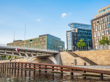 Berlin, Almanya 11 Ağustos 2021. Nehir Spree Merkezi Berlin. Güzel yüzler. Avrupa seyahat kavramı