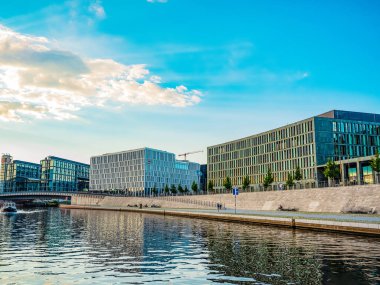 Berlin, Almanya 11 Ağustos 2021. Nehir Spree Merkezi Berlin. Gün batımında güzel yüzler suya yansıyor. Avrupa seyahat kavramı