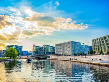 Berlin, Almanya 11 Ağustos 2021. Nehir Spree Merkezi Berlin. Gün batımında güzel yüzler suya yansıyor. Avrupa seyahat kavramı