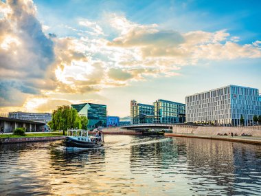 Berlin, Almanya 11 Ağustos 2021. Nehir Spree Merkezi Berlin. Gün batımında güzel yüzler suya yansıyor. Avrupa seyahat kavramı
