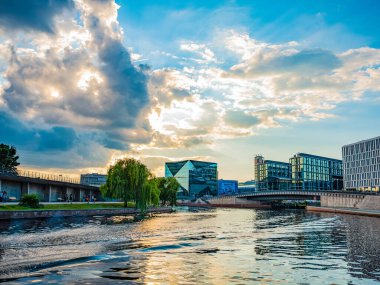 Berlin, Almanya 11 Ağustos 2021. Nehir Spree Merkezi Berlin. Gün batımında güzel yüzler suya yansıyor. Avrupa seyahat kavramı