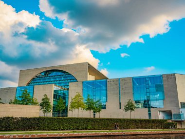 Berlin, Almanya 11 Ağustos 2021 Yeni modern bina orijinal kare şeklindeki hükümet binası. Avrupa seyahat kavramı