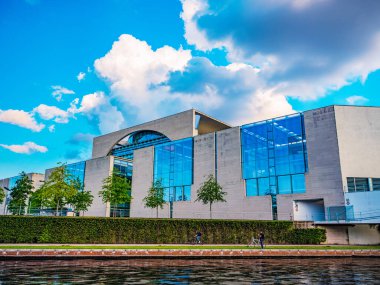 Berlin, Almanya 11 Ağustos 2021 Yeni modern bina orijinal kare şeklindeki hükümet binası. Avrupa seyahat kavramı